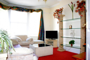 Hartland 2-Bedroom Apartments with Bfast and Parking